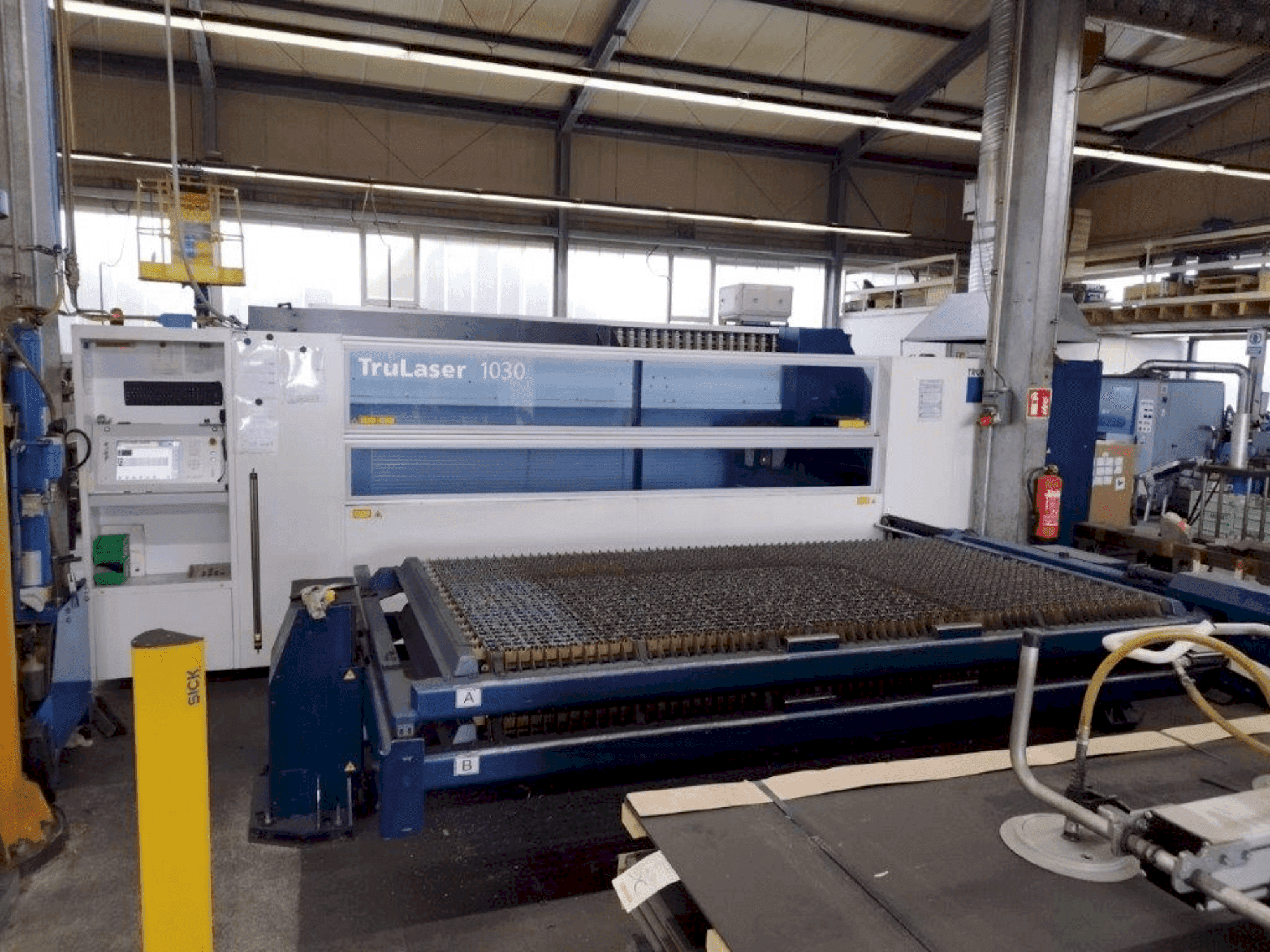 Вид станка TRUMPF TruLaser 1030  спереди