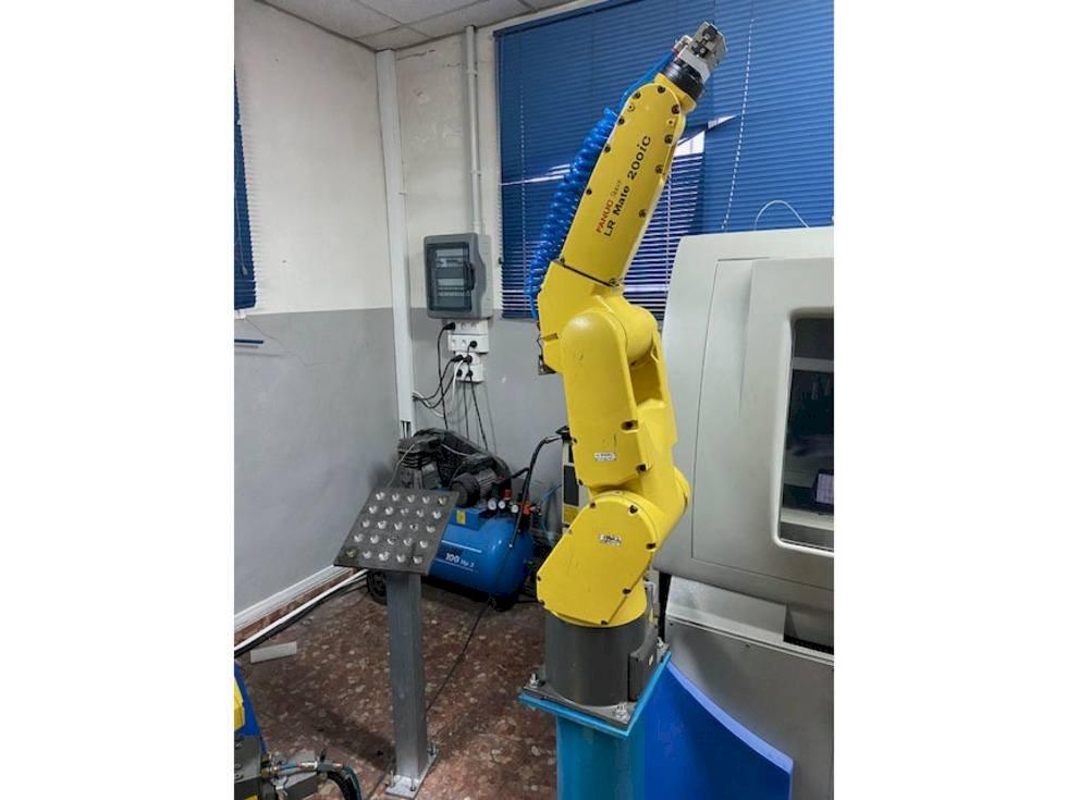 Вид станка FANUC LR MATE 200 ic  спереди