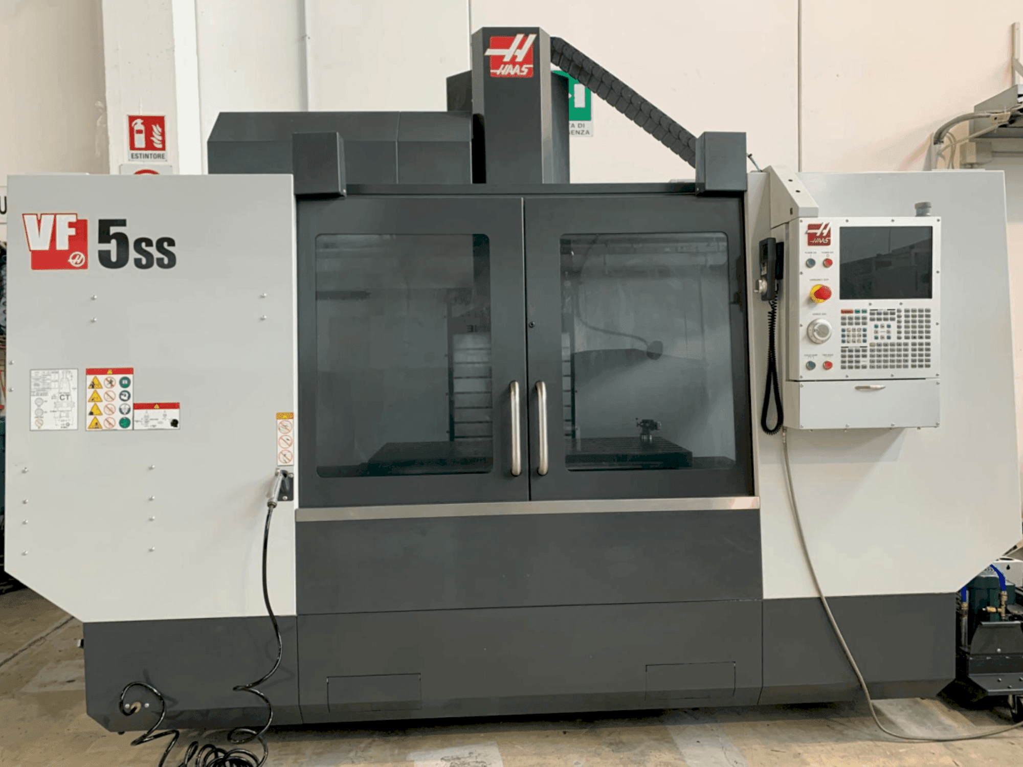 Вид станка HAAS VF5SS  спереди