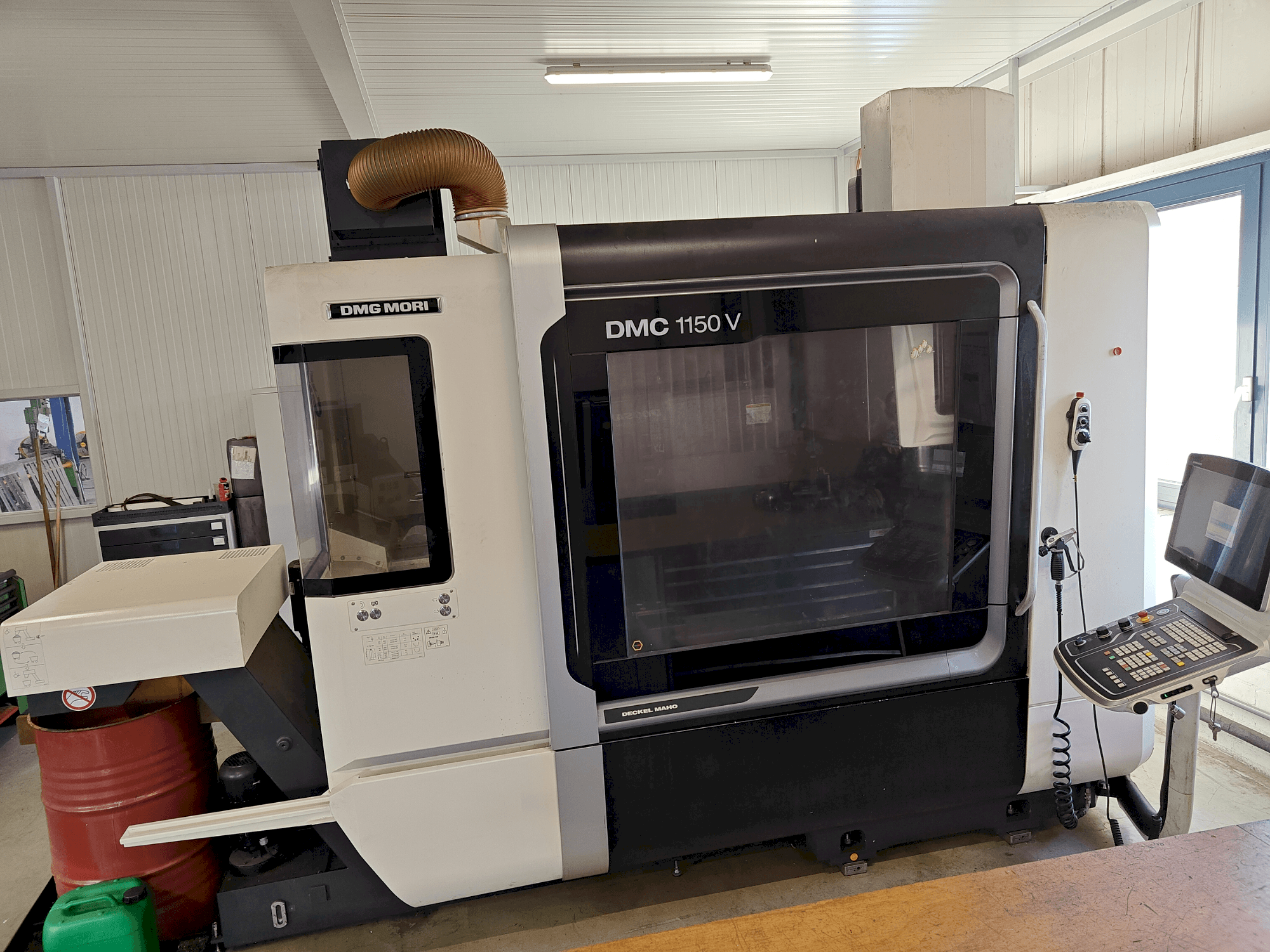 Вид станка DMG MORI DMC 1150 V  спереди