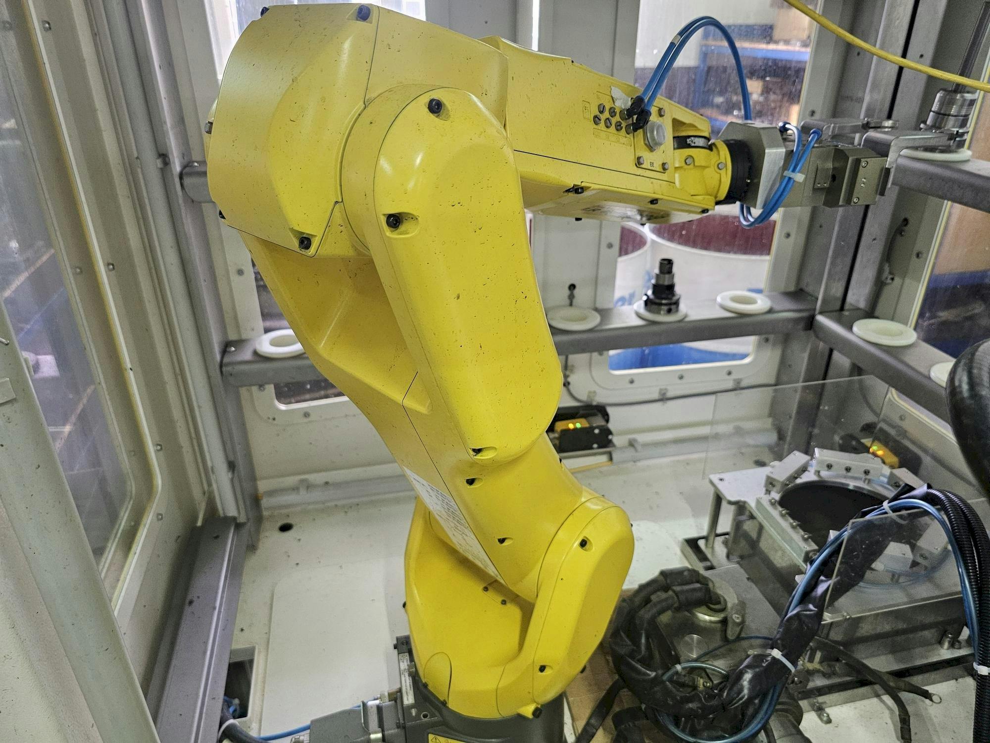 Вид станка FANUC LR Mate 200 id 7L  спереди