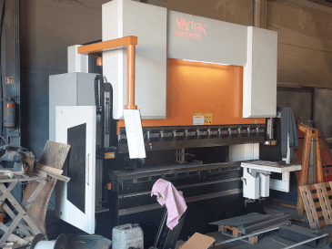 Вид станка VARTEK BasicForm 2600 / 135 CNC  спереди