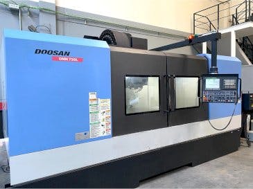 Вид станка Doosan DNM705L  спереди