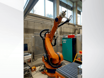 Вид станка KUKA KR 240-2 2000  спереди